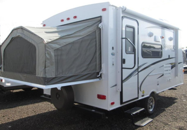 Rent hybrid trailer Shamrock 17 exterior